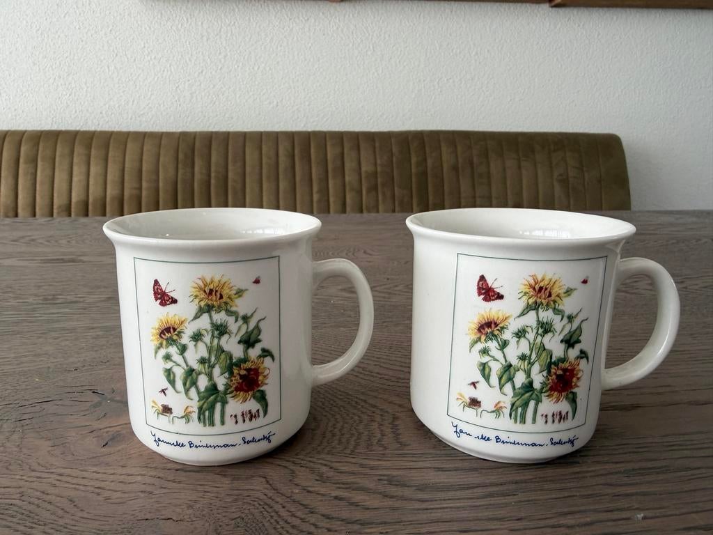 Twee porseleinen mokken met bloemen en vlinders, Ophalen of Verzenden, Zo goed als nieuw