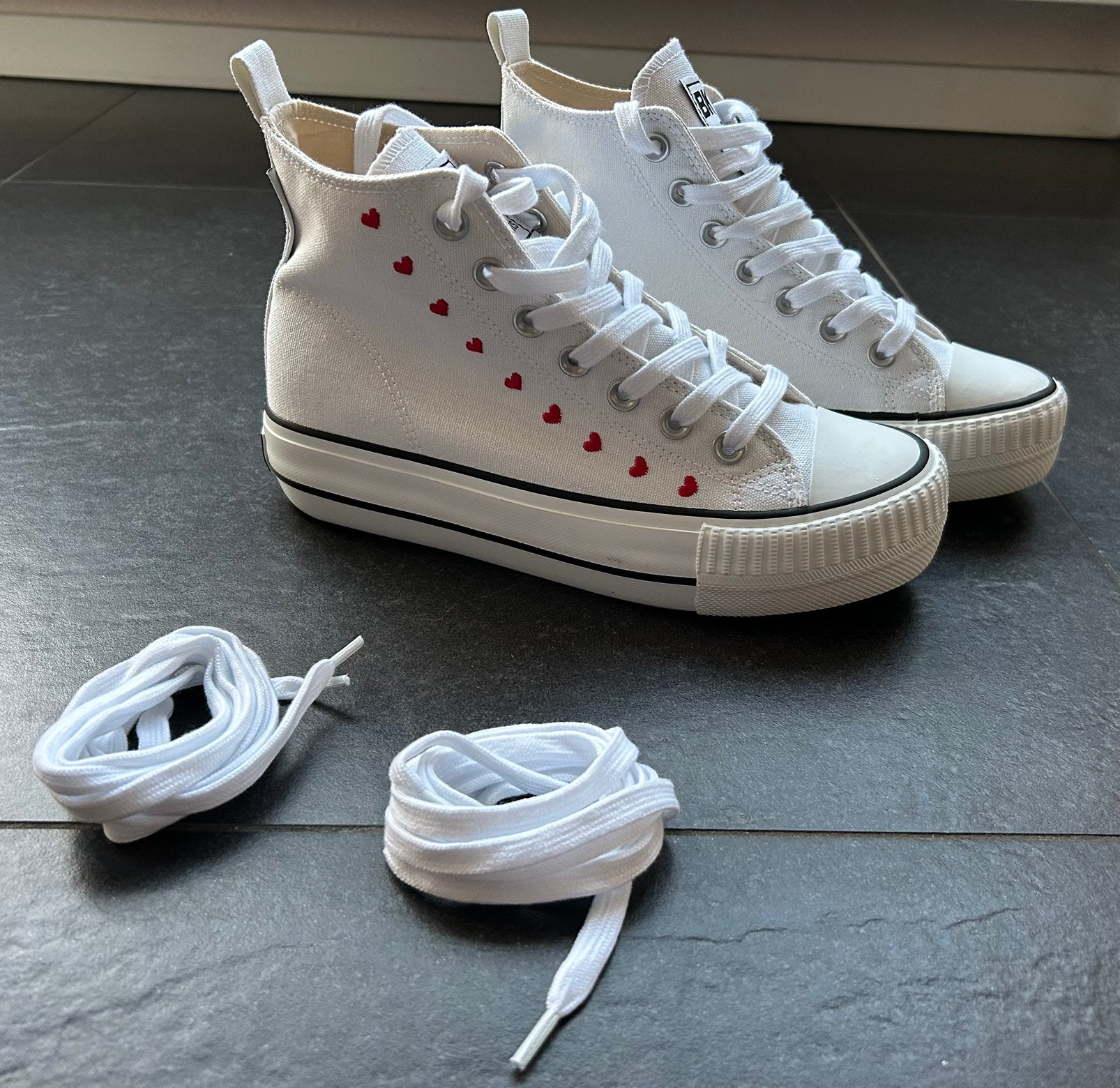 NIEUW: witte sneaker hartjes/bruiloft schoenen, Wit, Nieuw, Ophalen of Verzenden, Sneakers of Gympen
