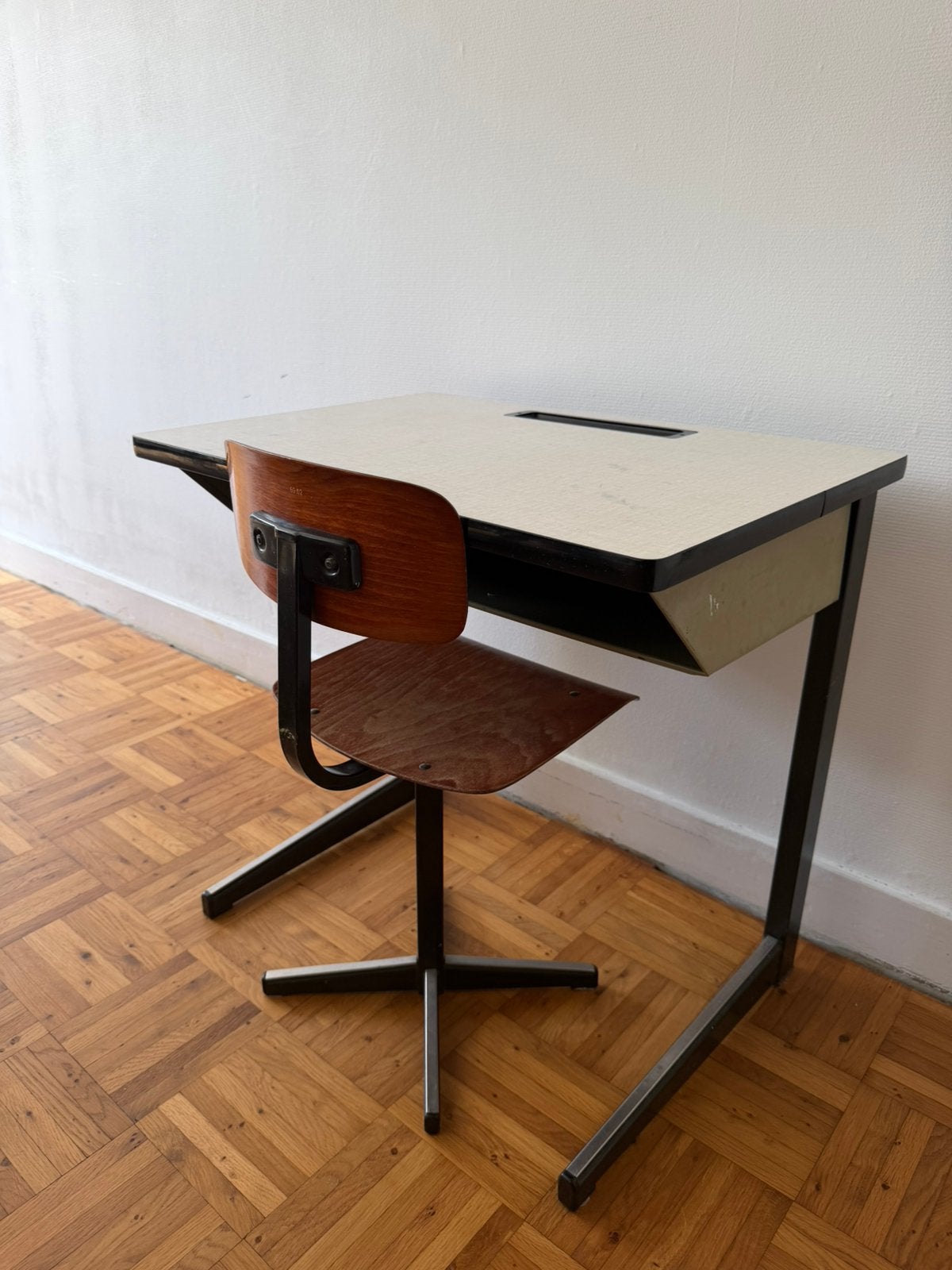 Markus vintage kinderbureau met stoel, Huis en Inrichting, Bureaus, Ophalen, Zo goed als nieuw