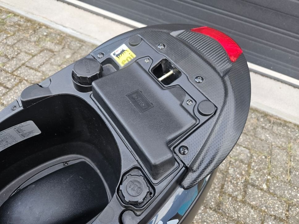 Foto 23 van PIAGGIO  ZIP 50 2T BJ2015 MAT ZWART 2375KM NL TOPSTAAT!!