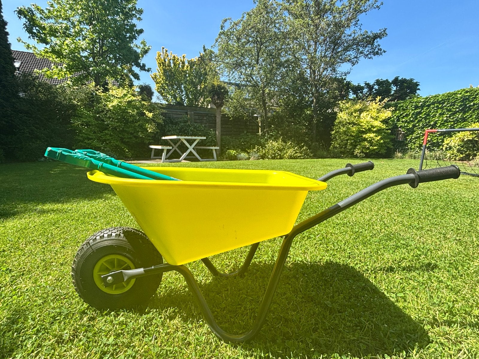 Gele kruiwagen met tuingereedschap voor kinderen, Ophalen, Zo goed als nieuw