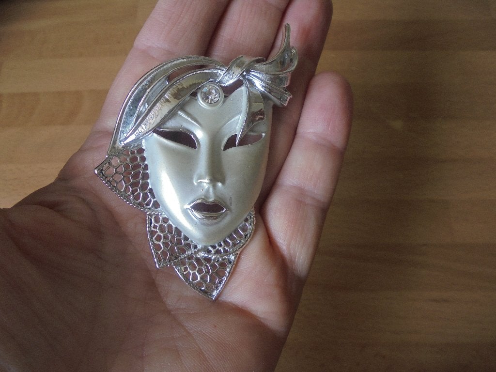 Prachtige pierrot broche, Overige materialen, 4 tot 7 cm, Ophalen of Verzenden, Zo goed als nieuw