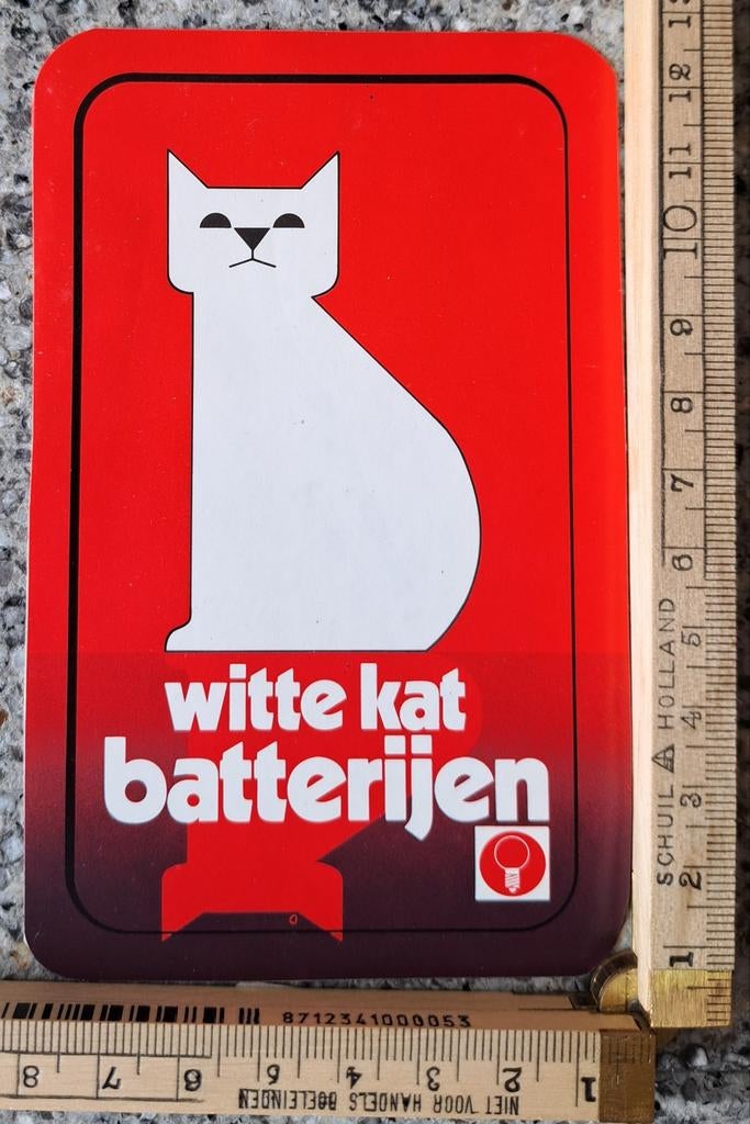 Vintage sticker Witte kat batterijen rode achtergrond rond, Verzamelen, Ophalen of Verzenden, Zo goed als nieuw