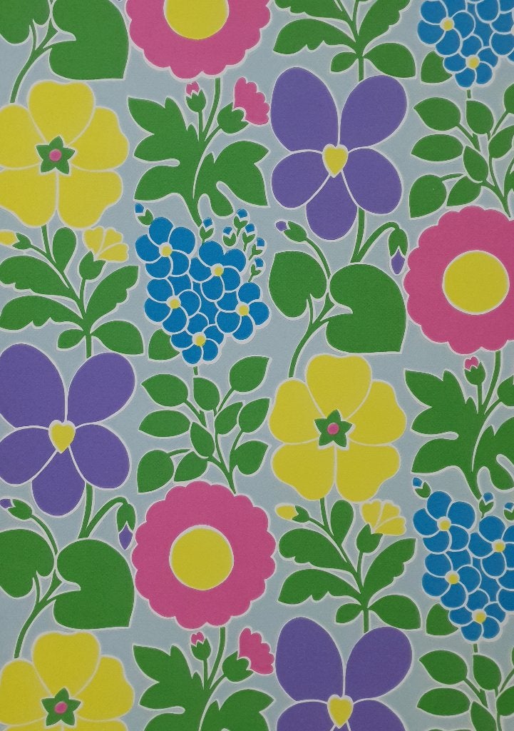 13701 Jaren 70 bloemen behang in multicolour op blauw swiet, Ophalen of Verzenden, Geel
