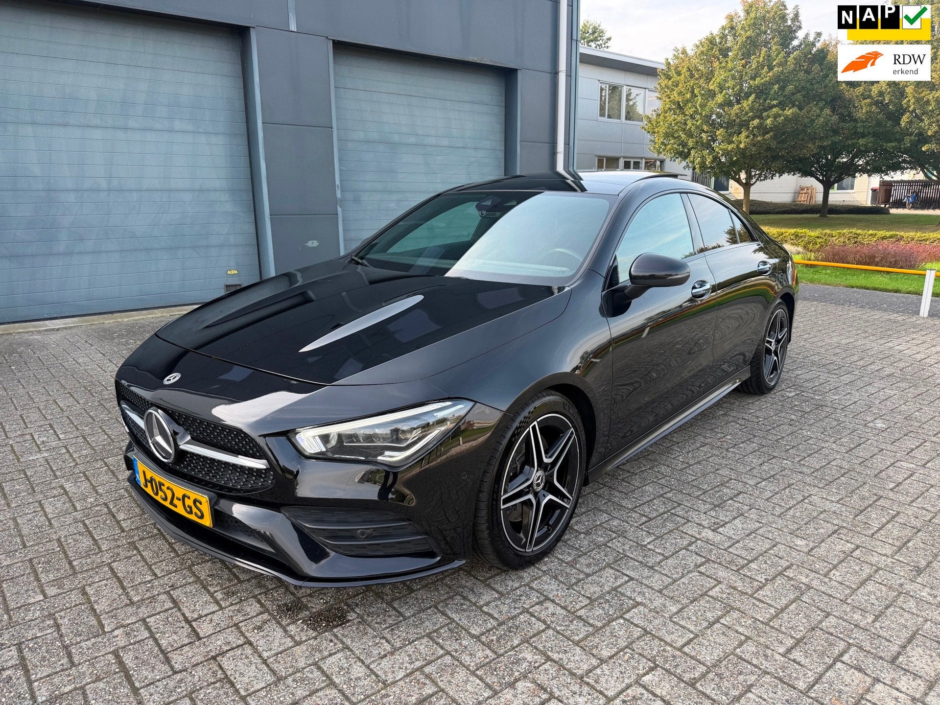 Mercedes-Benz CLA-klasse 200 Business Solution AMG 2020 Pano, Gebruikt, 4 cilinders, Leder en Stof, Origineel Nederlands