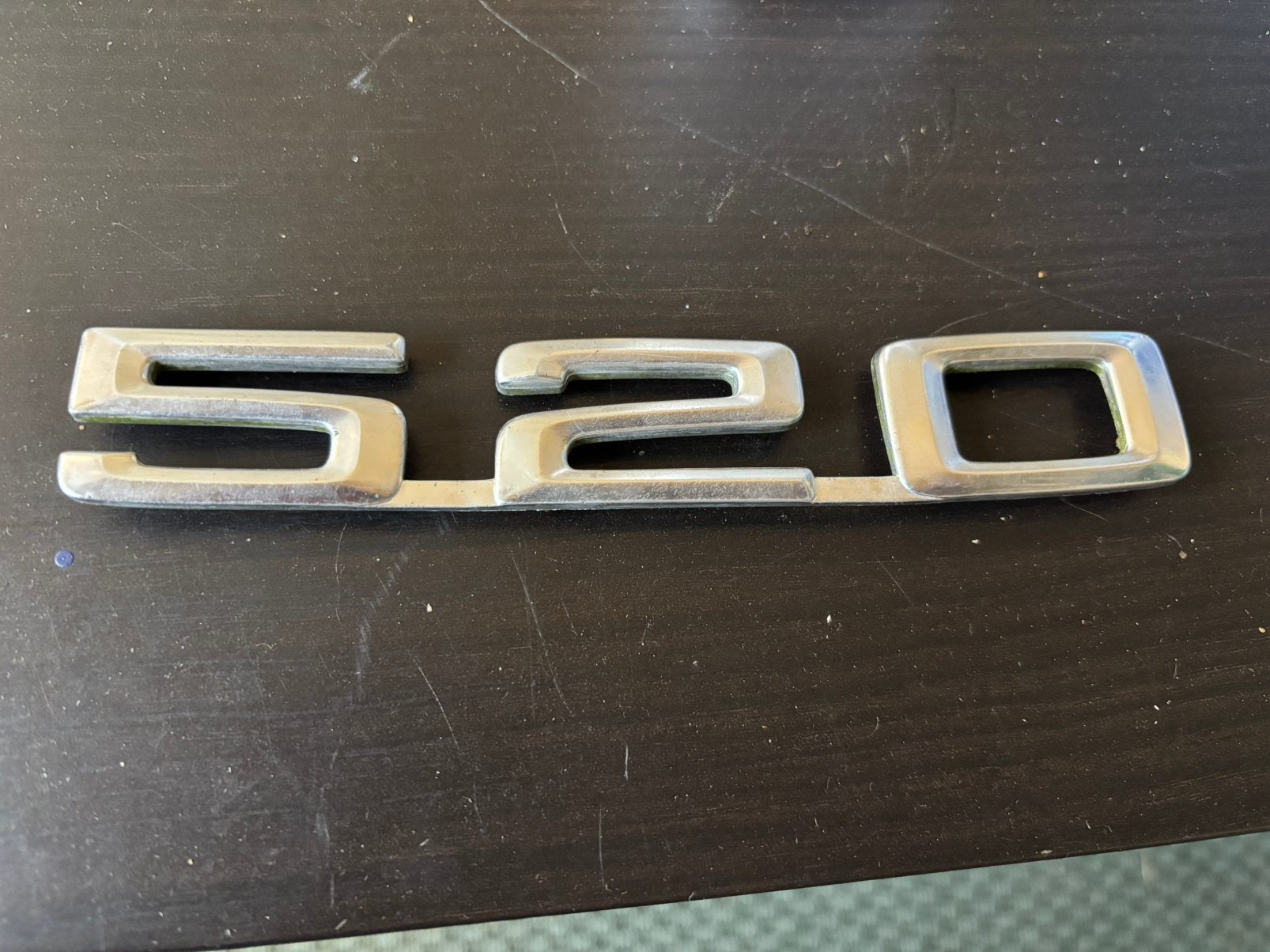 BMW E28 520 embleem 1981, Auto-onderdelen, Ophalen of Verzenden, Gebruikt, BMW