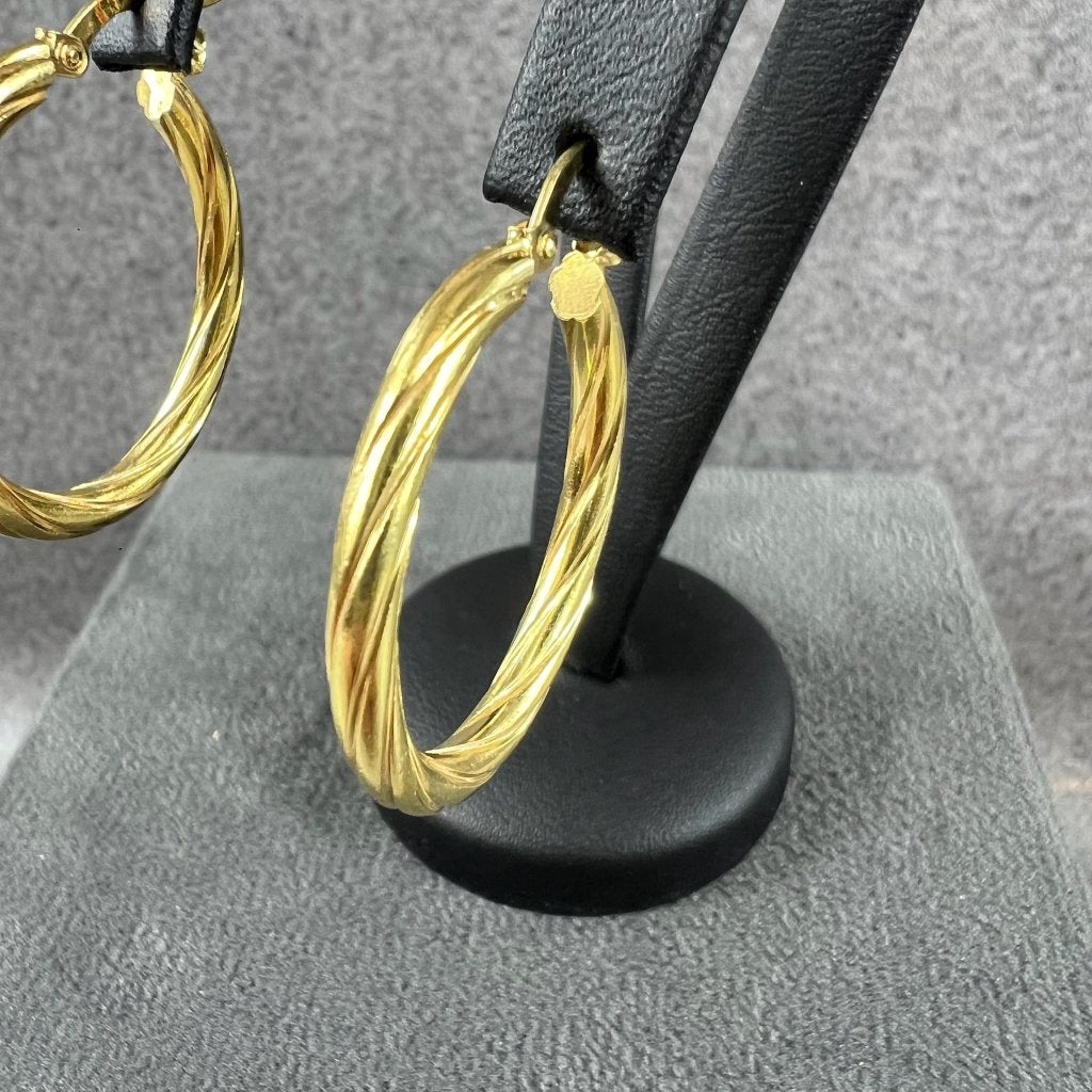 Gouden Oorbellen | 18k | 7,43g | creolen geribd | 416933, Ophalen of Verzenden, Goud, Goud, Hangers