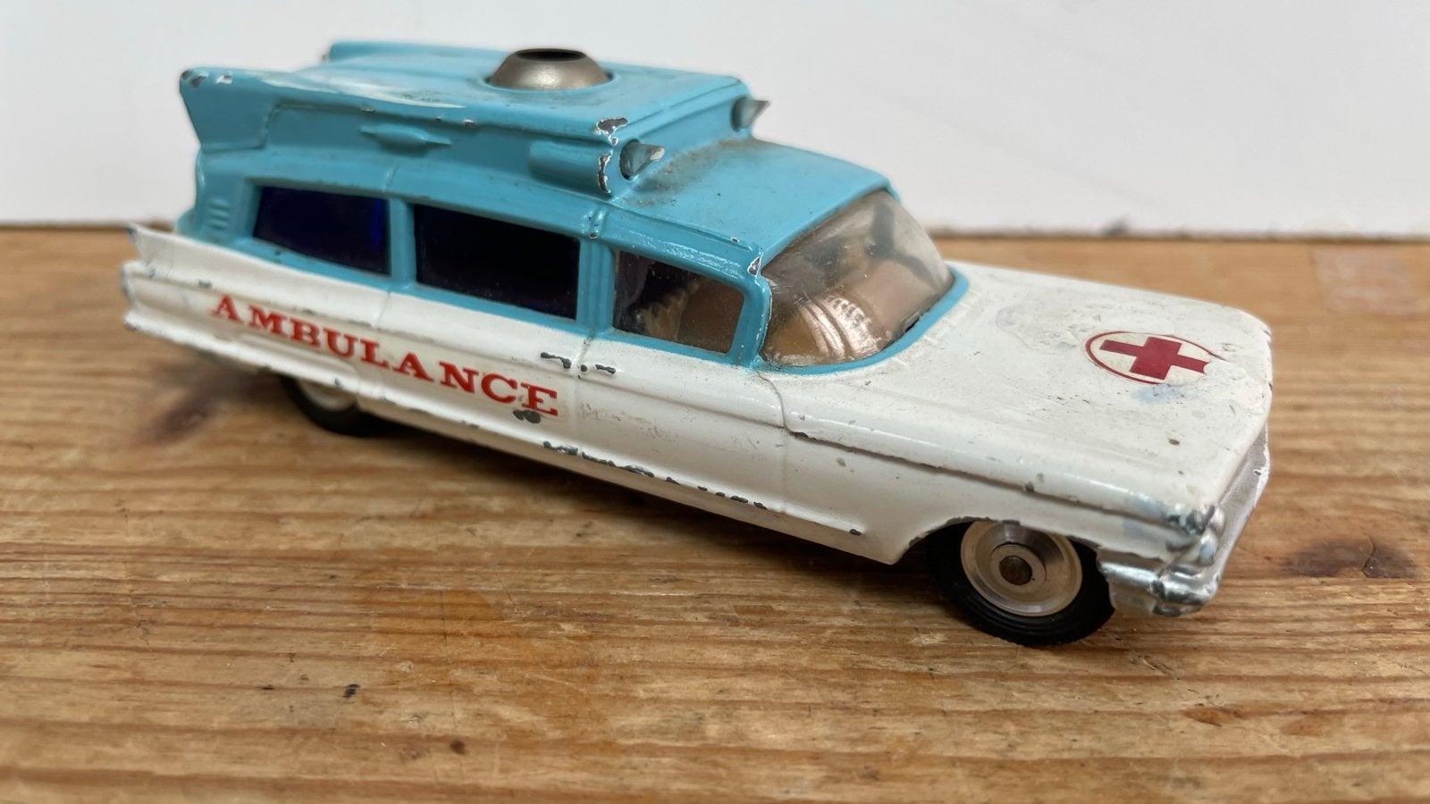 Vintage Corgi Toys Superior Ambulance Cadillac Chassis, Ophalen of Verzenden, Gebruikt