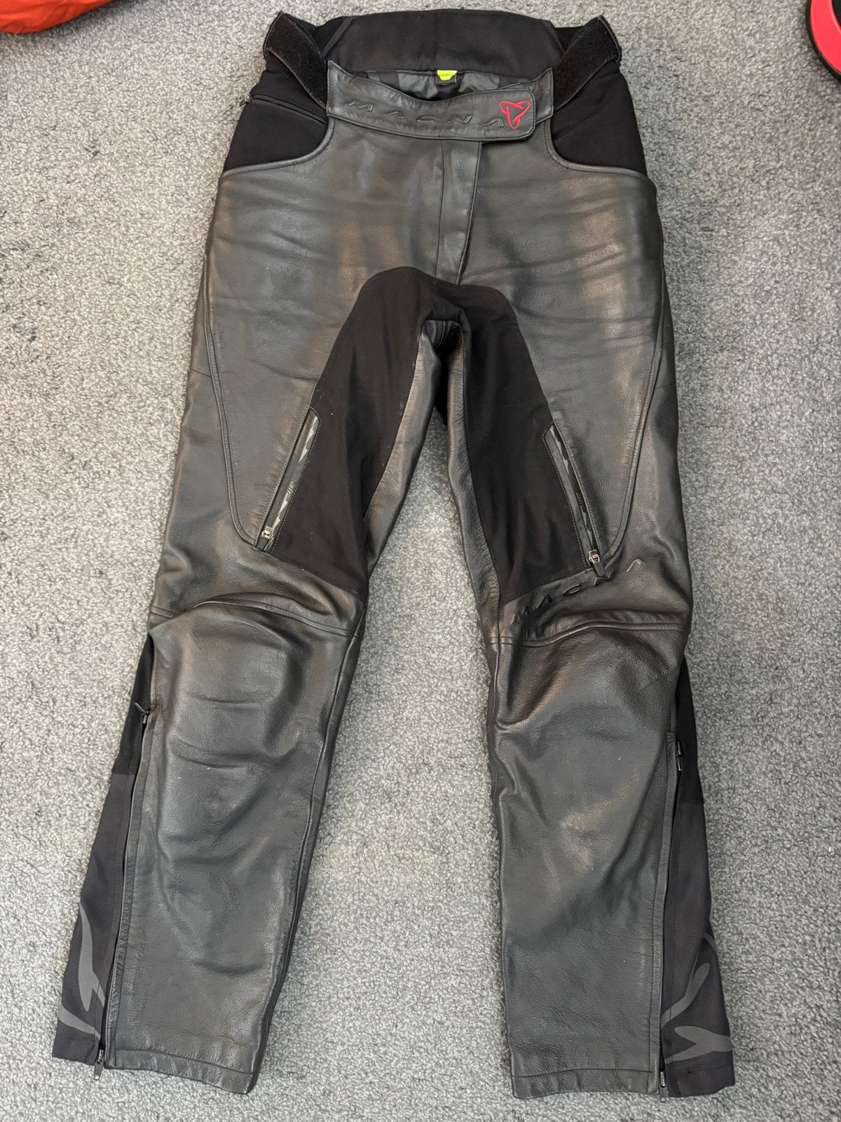 Dames Motorbroek 38-40 maat M verstelbaar bij de heup leer, Ophalen of Verzenden, Tweedehands, Dames, Broek | leer