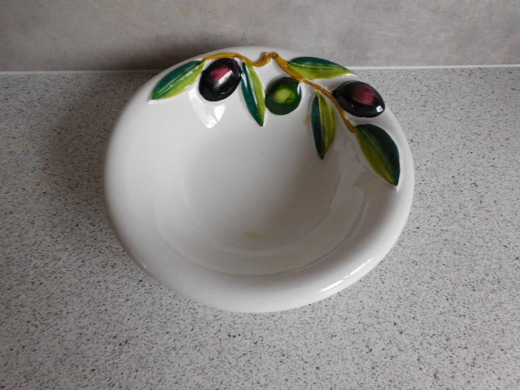 Schaal 17,5 cm. Olijven Bassano nr. 1600 Italy Handpainted, Antiek en Kunst, Antiek | Keramiek en Aardewerk, Ophalen of Verzenden