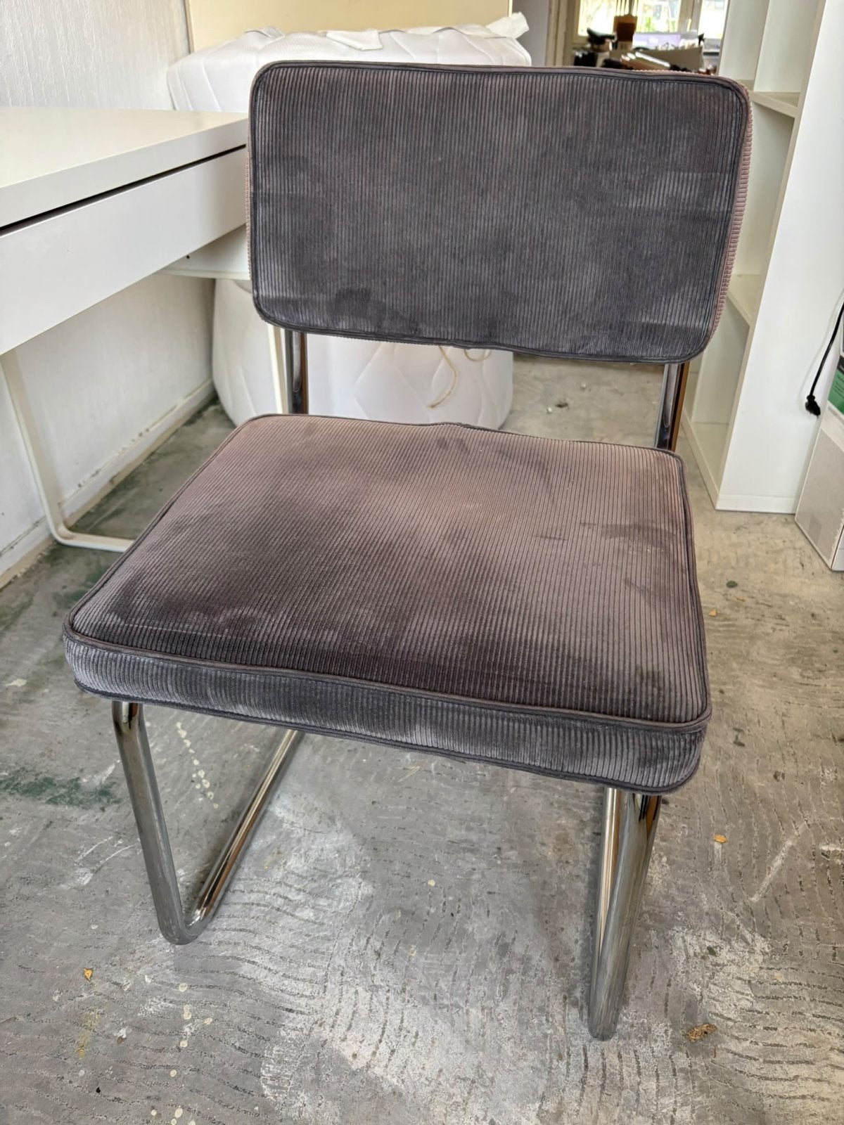 Eetkamerstoel met RVS frame en taupe rib bekleding, Huis en Inrichting, Ophalen, Gebruikt, Overige kleuren, Metaal