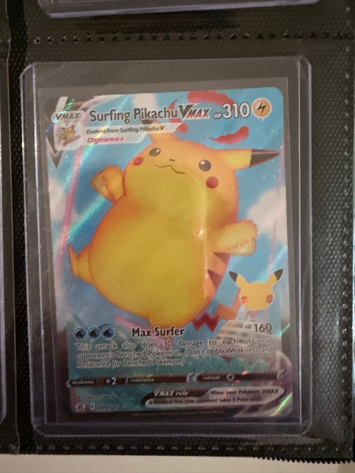 Surfing Pikachu VMAX Pokémon Kaart - Zeldzaam!, Ophalen, Zo goed als nieuw, Losse kaart