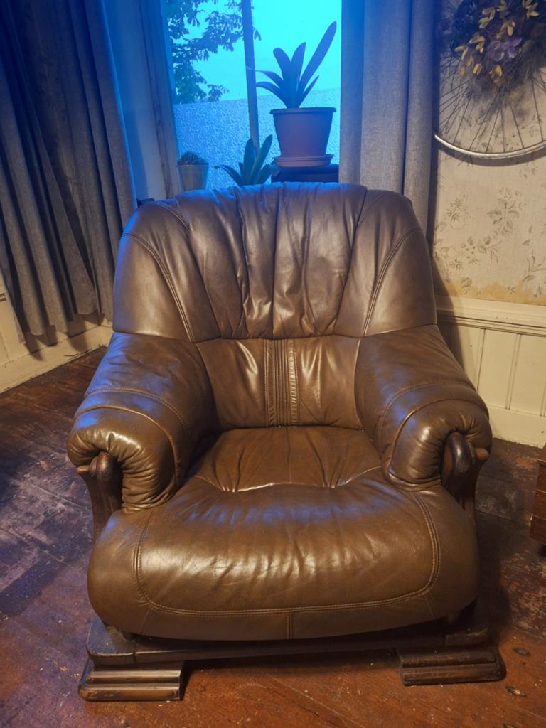 2 gratis fauteuils, bruin leer, op te halen, Ophalen, Gebruikt, Klassiek, Comfortabel, 75 tot 100 cm