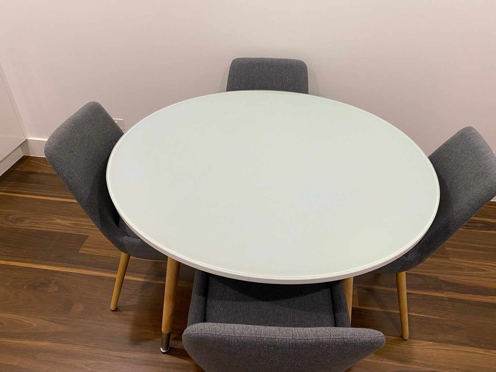 Moderne ronde eettafel met 4 stoelen, Huis en Inrichting, Overige materialen, 100 tot 150 cm, Rond, Zo goed als nieuw