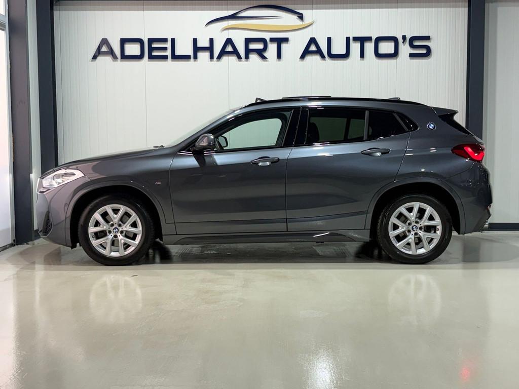 BMW X2 SDrive18i Executive M Sport Automaat / Panorama dak /, Gebruikt, Zwart, Bedrijf, Zilver of Grijs