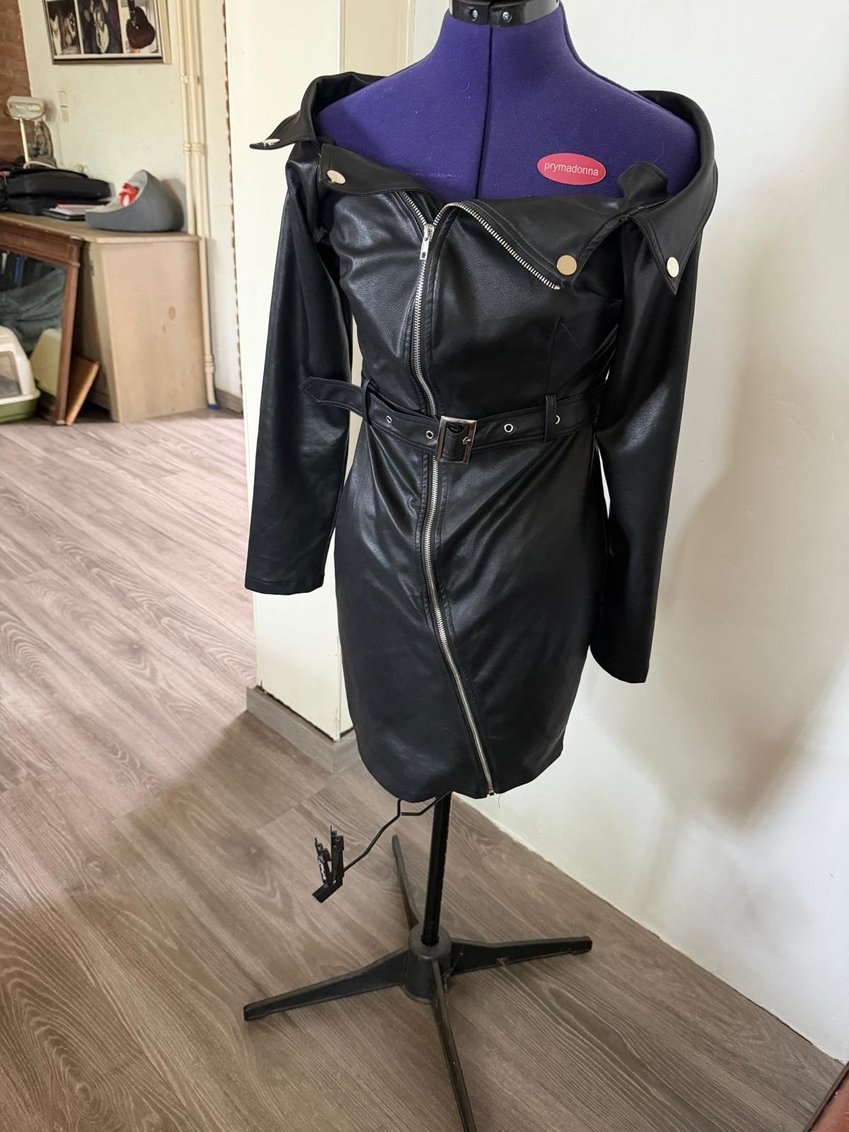 Leuk PU leather jurkje off shoulder, Zwart, Ophalen of Verzenden, Zo goed als nieuw, Knielengte