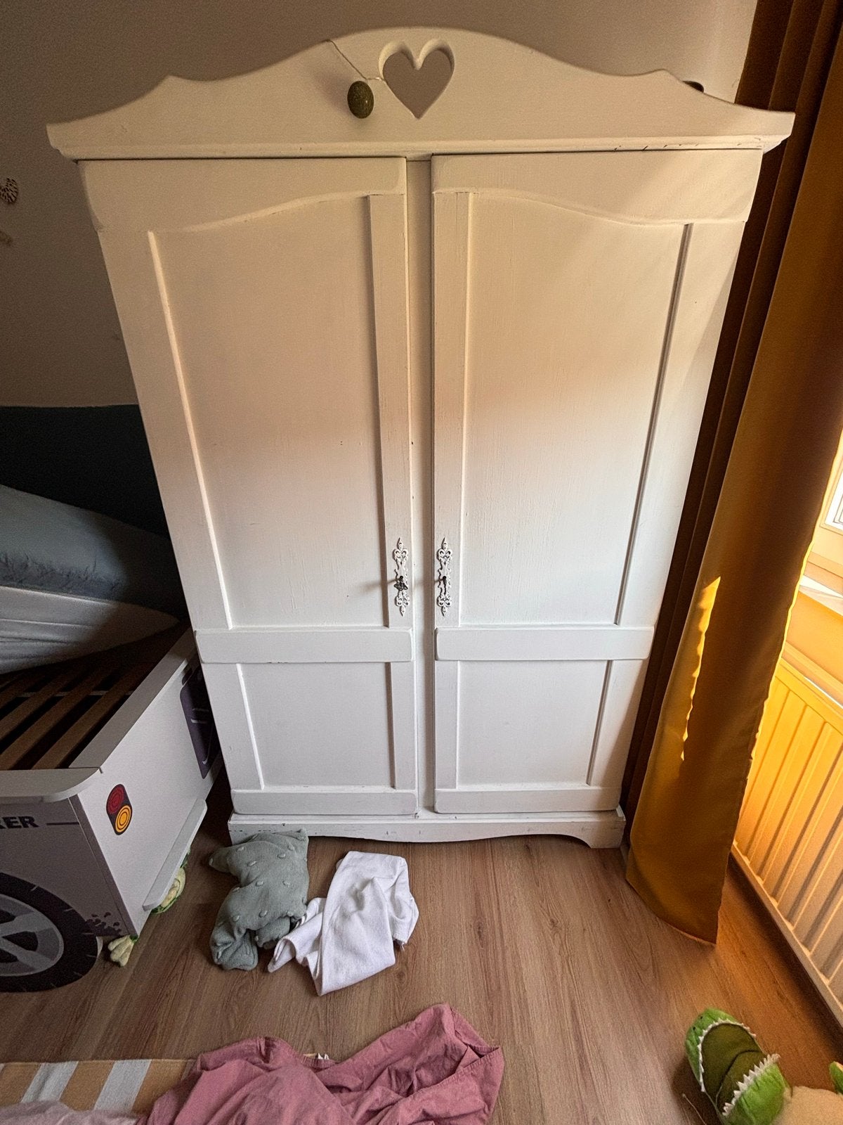 Witte kledingkast met hartjesuitsparing, Ophalen, Gebruikt, 50 tot 100 cm, 150 tot 200 cm