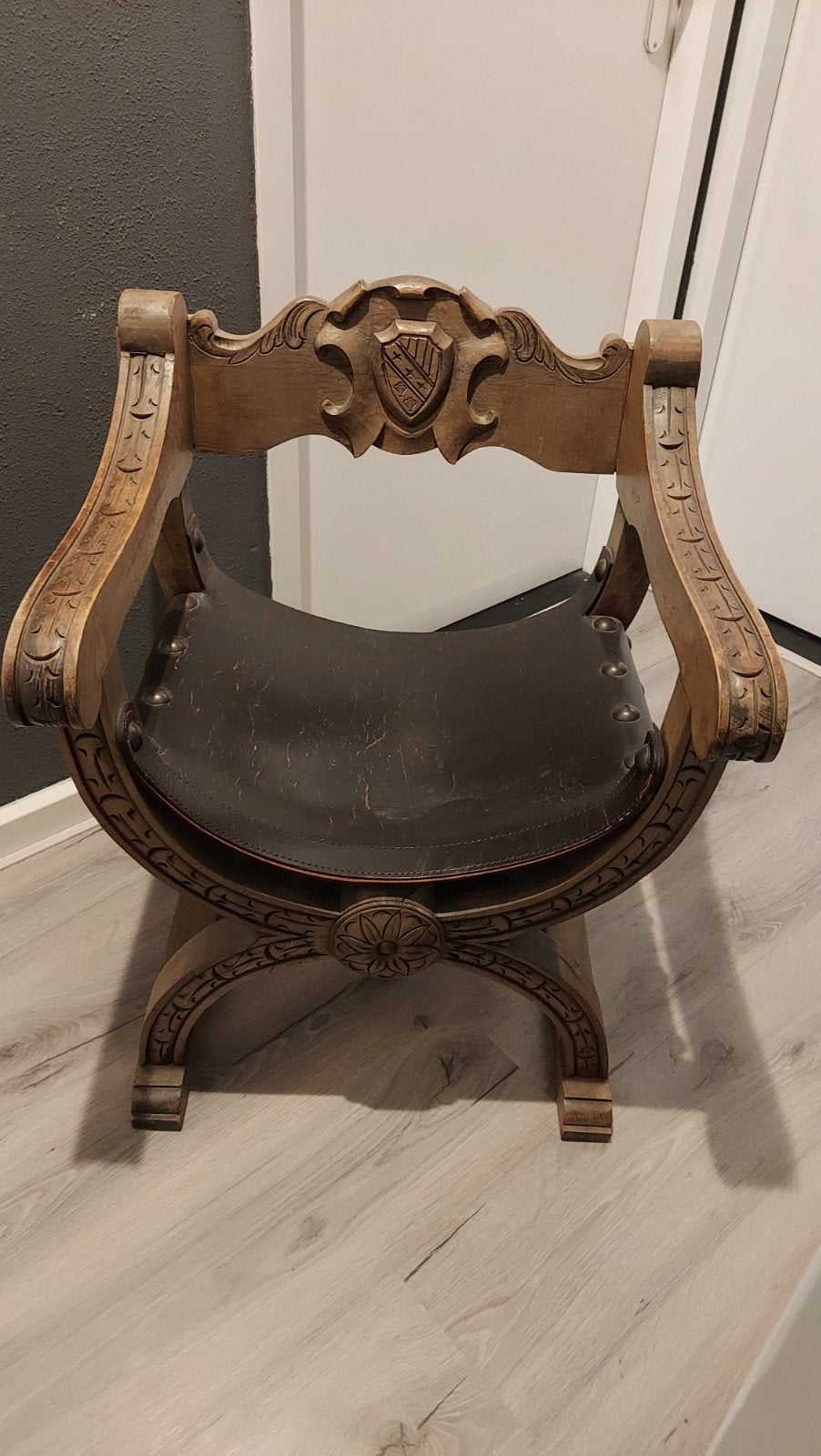 Antieke Savonarola stoel - Houtsnijwerk & Leer, Antiek en Kunst, Antiek | Meubels | Stoelen en Banken, Ophalen