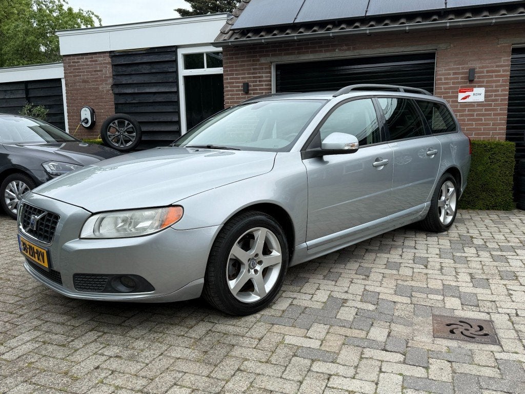 Volvo V70 momentum*Lederen bekleding*trekhaak*cv, Auto's, Voorwielaandrijving, Gebruikt, Handgeschakeld, Particulier
