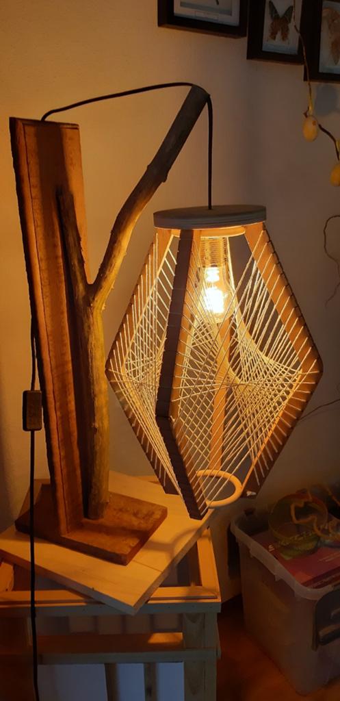 Unieke handgemaakte houten tafellamp met draadkunst, 100 tot 150 cm, Rustiek, Bohemian, Handgemaakt, Ophalen of Verzenden, Zo goed als nieuw