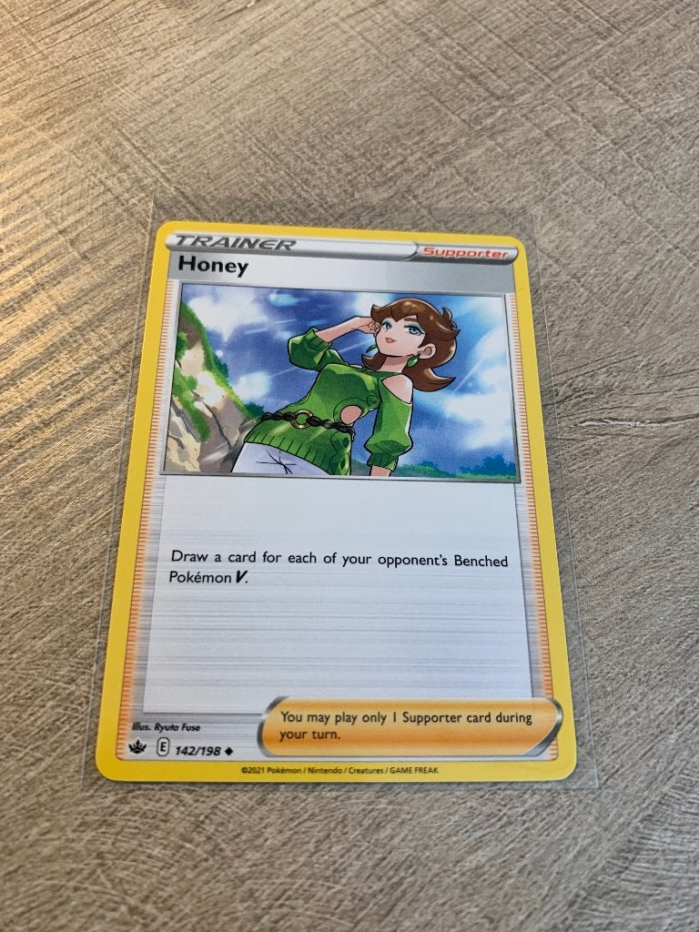 Honey 142/198 Chilling Reign - Pokémon Kaart, Ophalen of Verzenden, Nieuw, Losse kaart