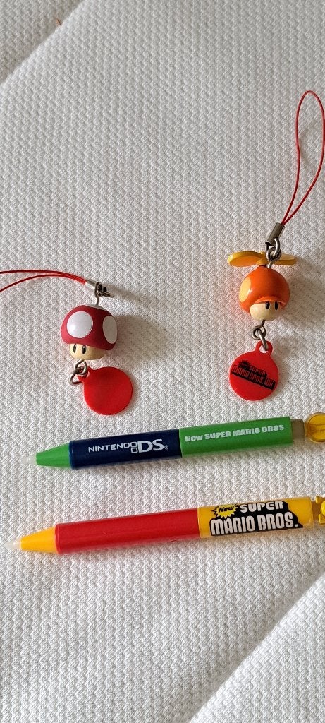 Nintendo stylus pen, New Super Mario Bros.en telefoonhangers, Ophalen of Verzenden, Gebruikt