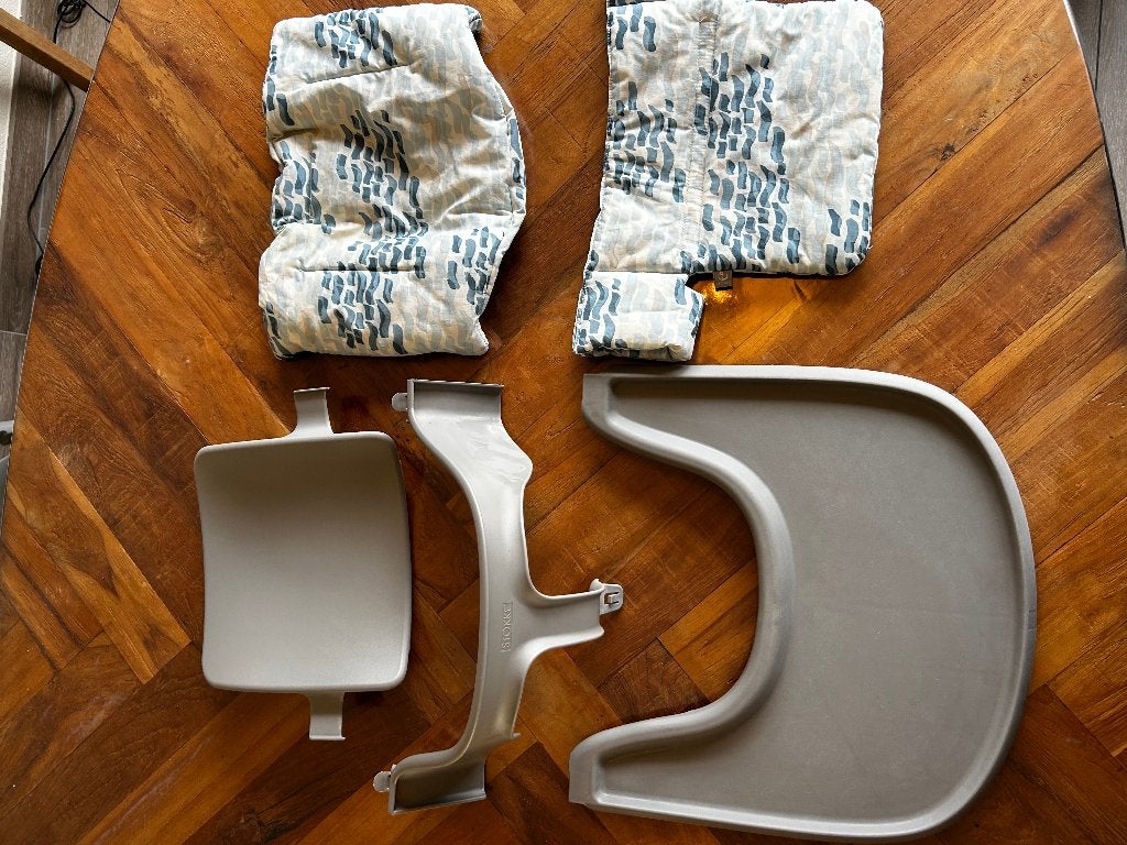 Stokke Tripp Trapp stoelverkleiner + Tray + kussens, Kinderen en Baby's, Kinderstoelen, Ophalen of Verzenden, Gebruikt, Meegroeistoel