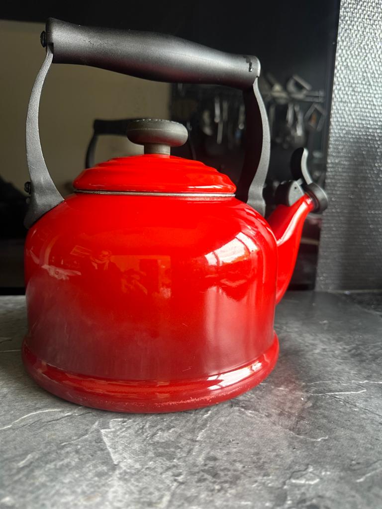 Le Creuset waterketel - emaille theepot 2.1 l, Huis en Inrichting, Ophalen of Verzenden, Gebruikt, Gietijzer