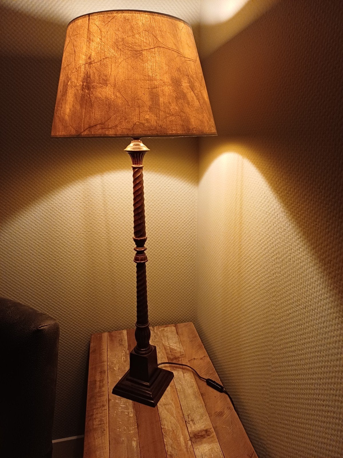 Klassieke Tafellamp met Gedraaide Houten Voet - 97 cm Hoog, Ophalen