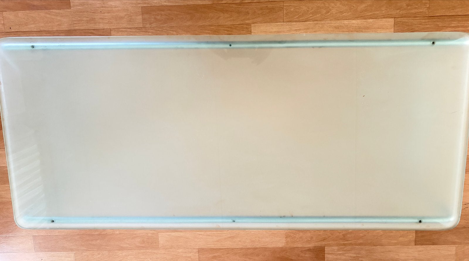 Glazen salontafel met metalen onderstel, Ophalen, Gebruikt, 100 tot 150 cm, 50 tot 100 cm