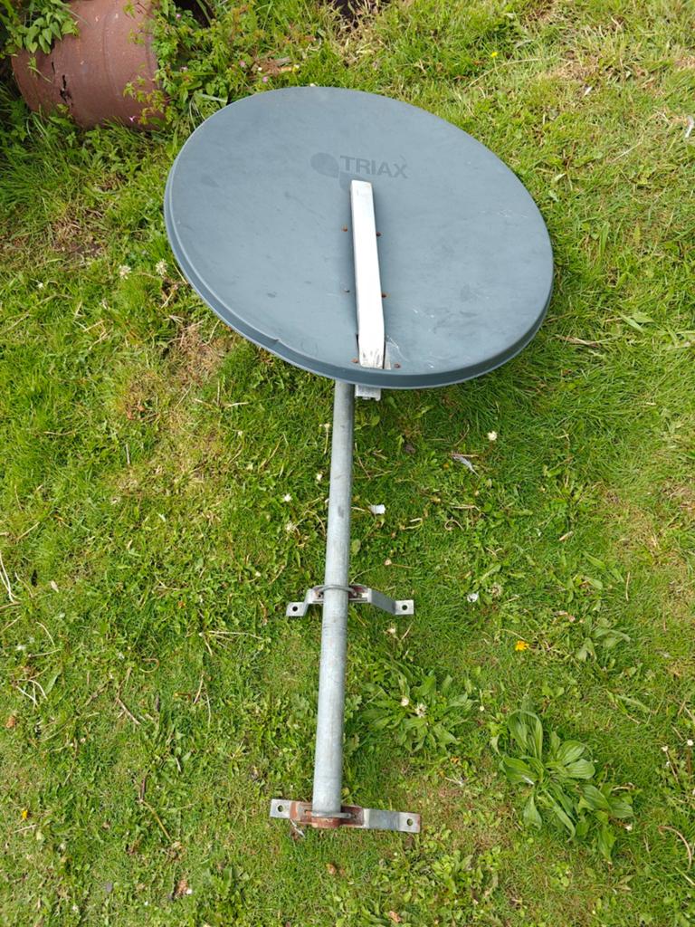 Triax schotelantenne met paal - Gebruikt, Ophalen, Gebruikt, (Schotel)antenne, Overige merken