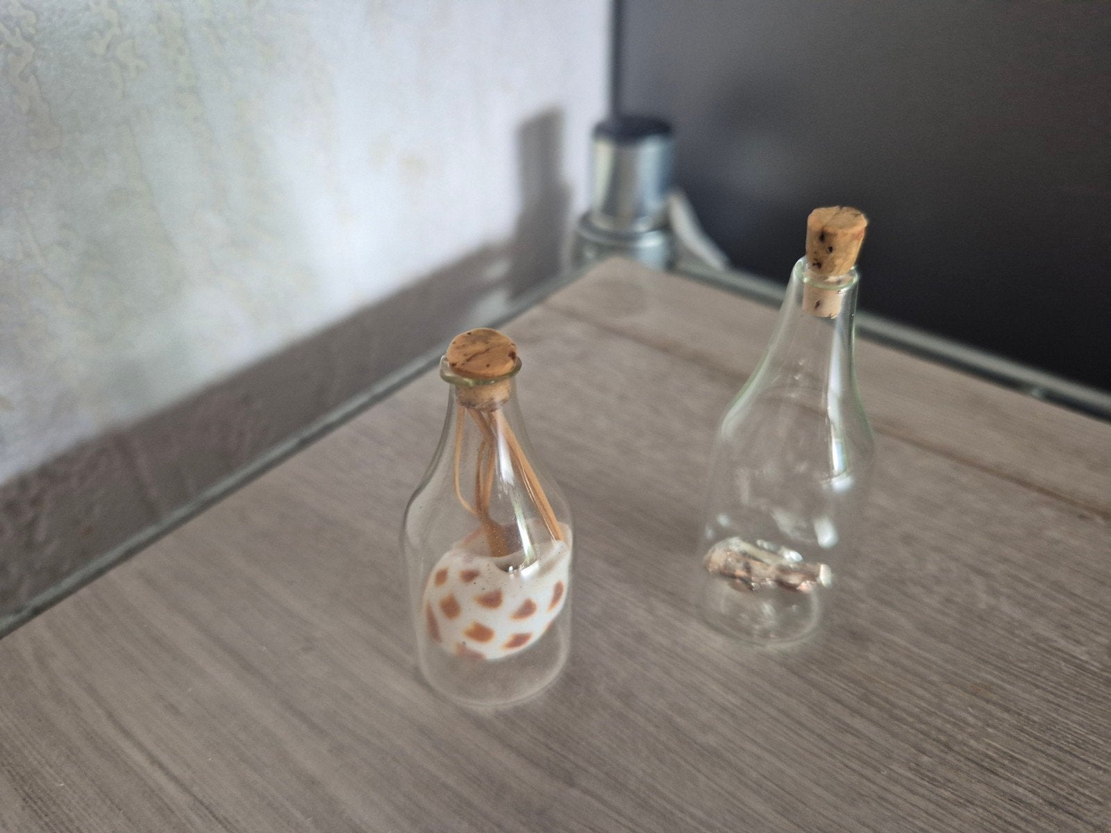 2 miniatuur flesjes, Verzamelen, Beelden en Beeldjes, Ophalen of Verzenden, Zo goed als nieuw, Overige typen