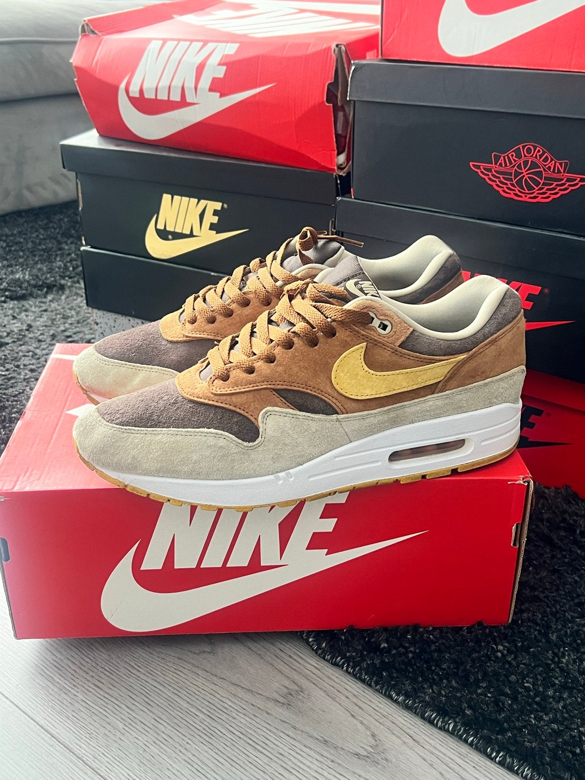 Nike Air Max 1 PRM 'Duck' - Pecan/Yellow Ochre, Bruin, Nieuw, Ophalen of Verzenden, Sneakers of Gympen