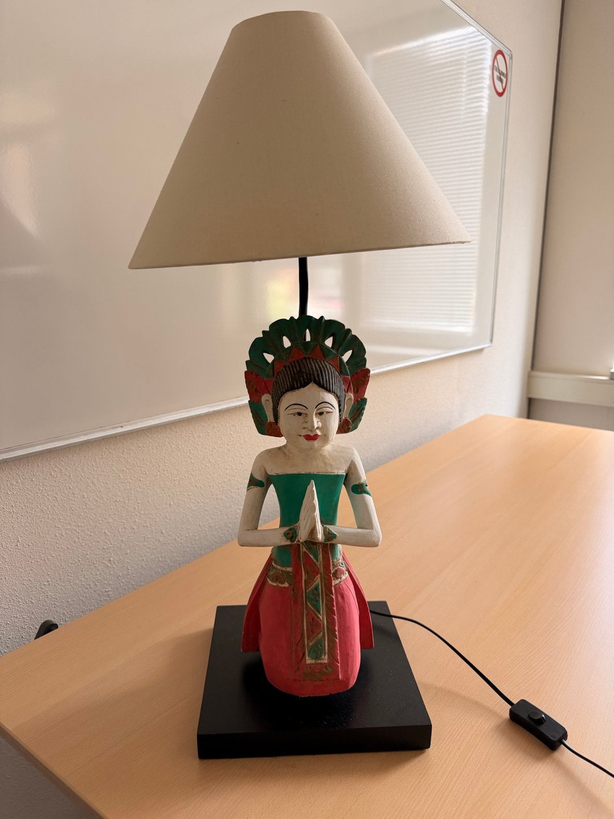 Indonesische tafellamp met handgesneden houten beeld, Gebruikt, Overige merken, Meerkleurig, Overige stijlen