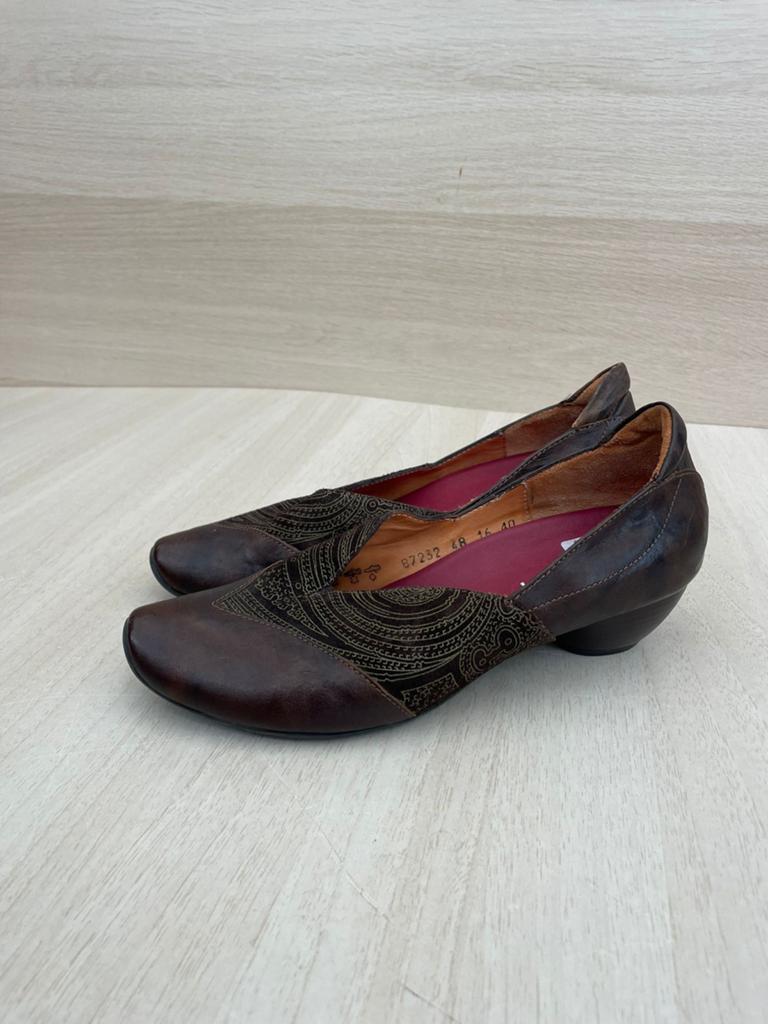 Piedi Nudi bruine instappers met patroon, maat 40, Kleding | Dames, Schoenen, Ophalen of Verzenden, Gedragen, Bruin, Instappers