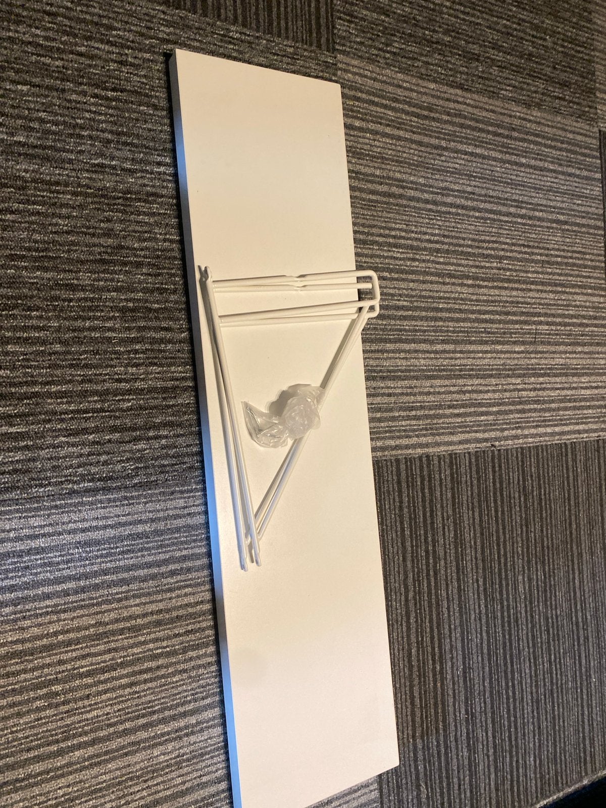 Witte plank met metalen beugel Ikea, Huis en Inrichting, Ophalen, Zo goed als nieuw