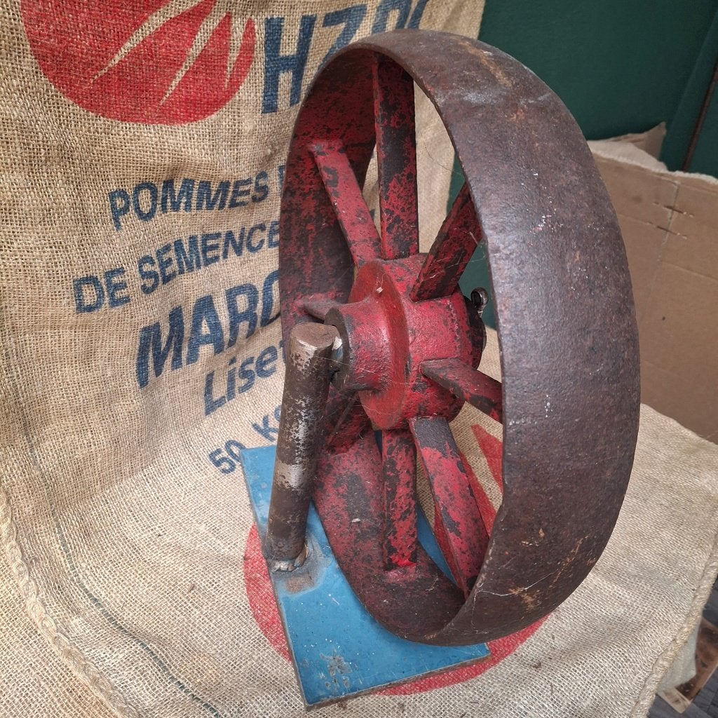 Antiek gereedschap op houten voet - Zwaar ijzerwerk, Ophalen of Verzenden