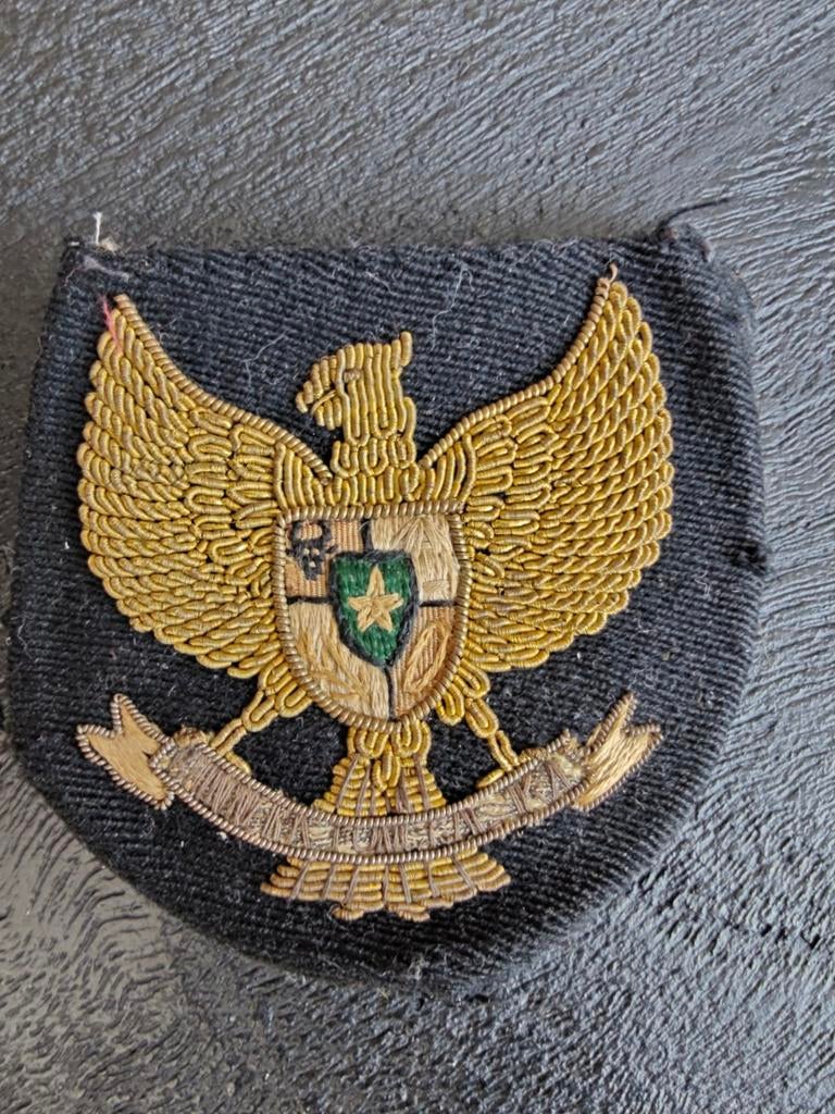 Oud petembleem Garuda Indonesië, Verzamelen, Ophalen of Verzenden, Landmacht, Nederland