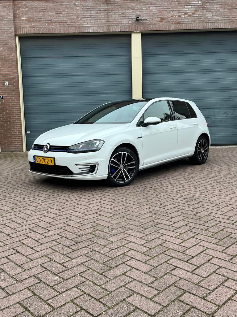 Volkswagen Golf 1.4 TSI Phev 150KW GTE NWE APK NWE ACCU, Stof, Zwart, 4 cilinders, Wit