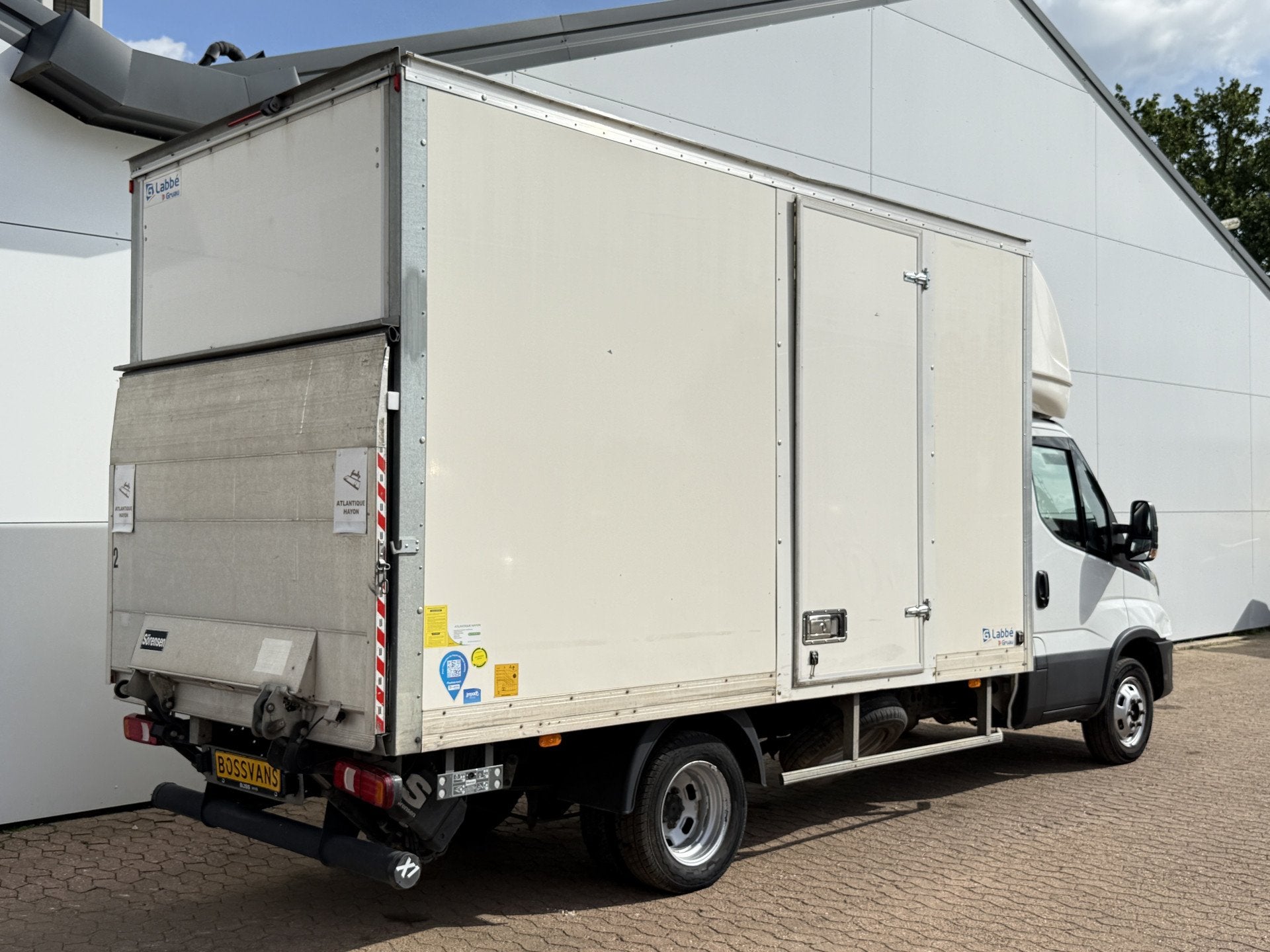 Iveco Daily 35C16 3.0 160PK Bakwagen Laadklep Zijdeur Camera, Auto's, Gebruikt, Zwart, 4 cilinders, Iveco