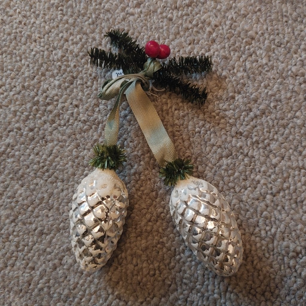 2 antieke oude kerst dennenappels aan lint, takje en bessen, Diversen, Ophalen of Verzenden, Gebruikt