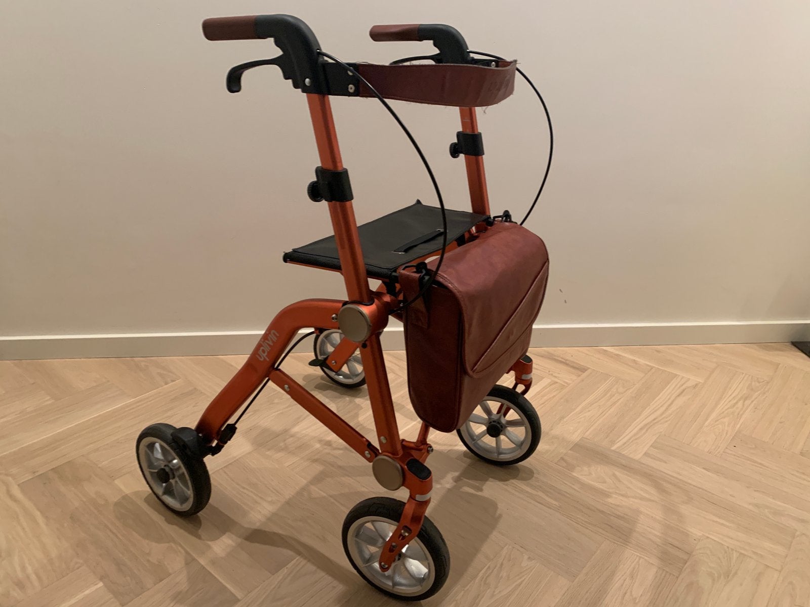 Sjieke, lichtgewicht rollator Trive Uplivin, z.g.a.n., Ophalen, Lichtgewicht, Zo goed als nieuw