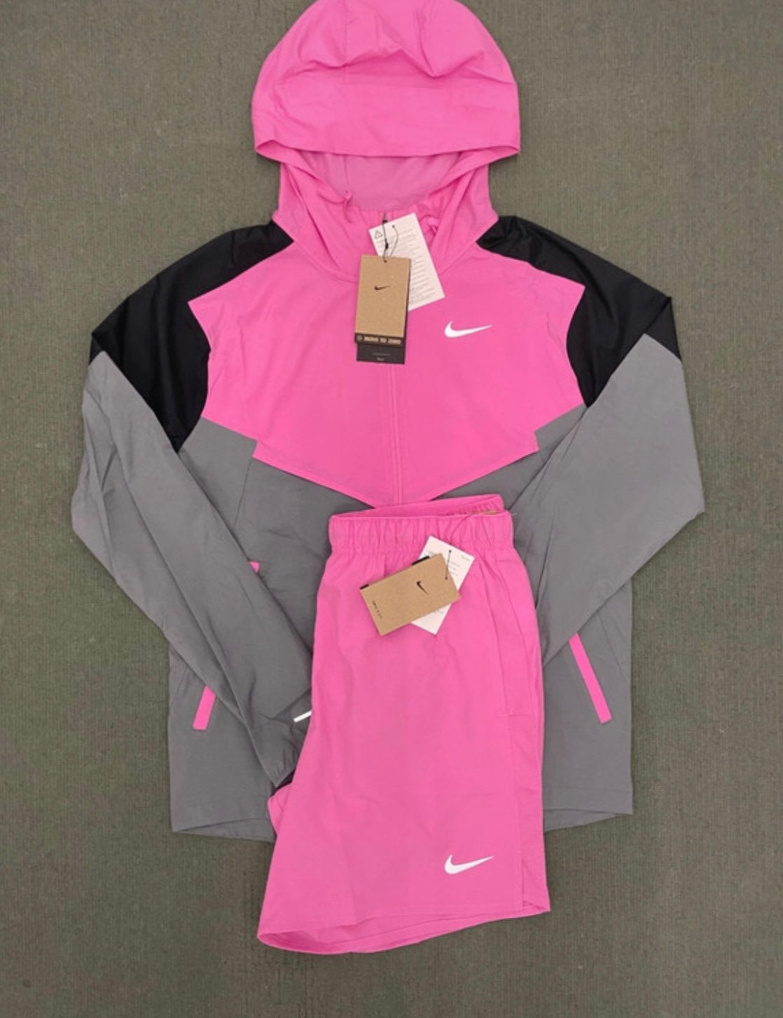 Nike hardloopset roze/zwart/grijs - Windrunner en shorts, Maat 48/50 (M), Nieuw, Ophalen of Verzenden, Hardlopen of Fietsen