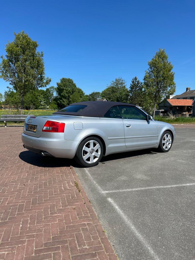 Audi A4 2.4 V6 125KW Cabrio AUT 2002 Grijs, Auto's, Audi, Cabriolet, 4 stoelen, A4, 10 km/l