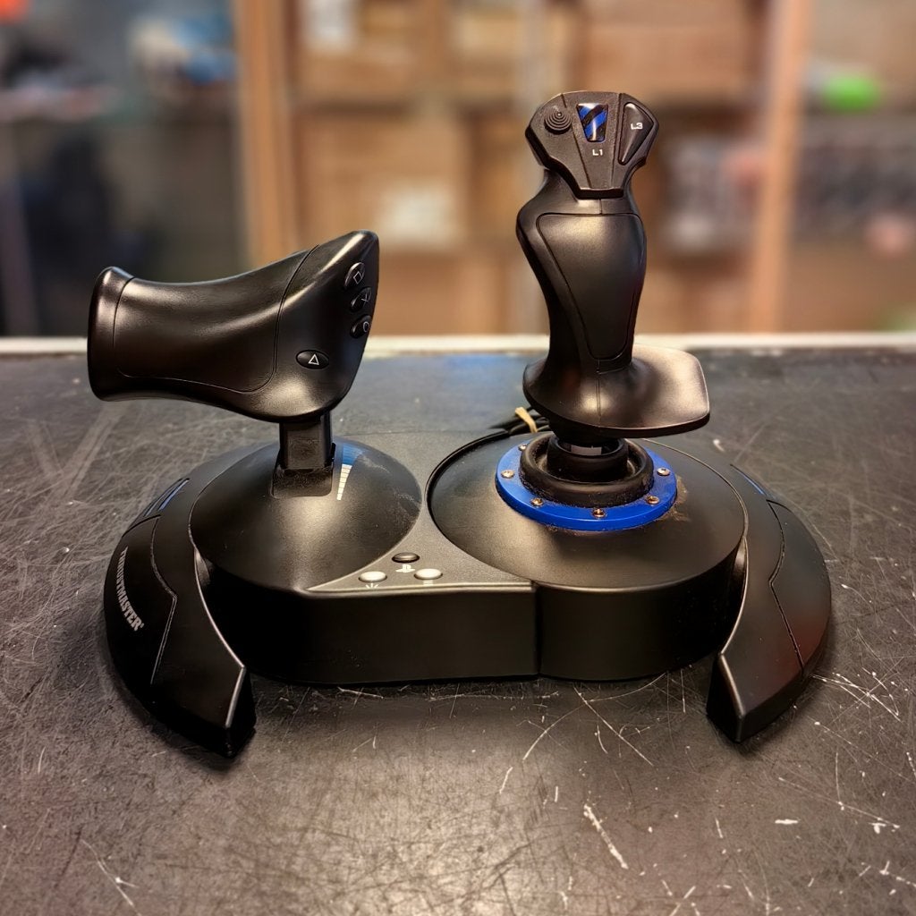Thrustmaster Flight Holas 4 PS5 Flightstick - In Nette, Thrustmaster, Zo goed als nieuw, https://support.thrustmaster.com/en/contact-en/