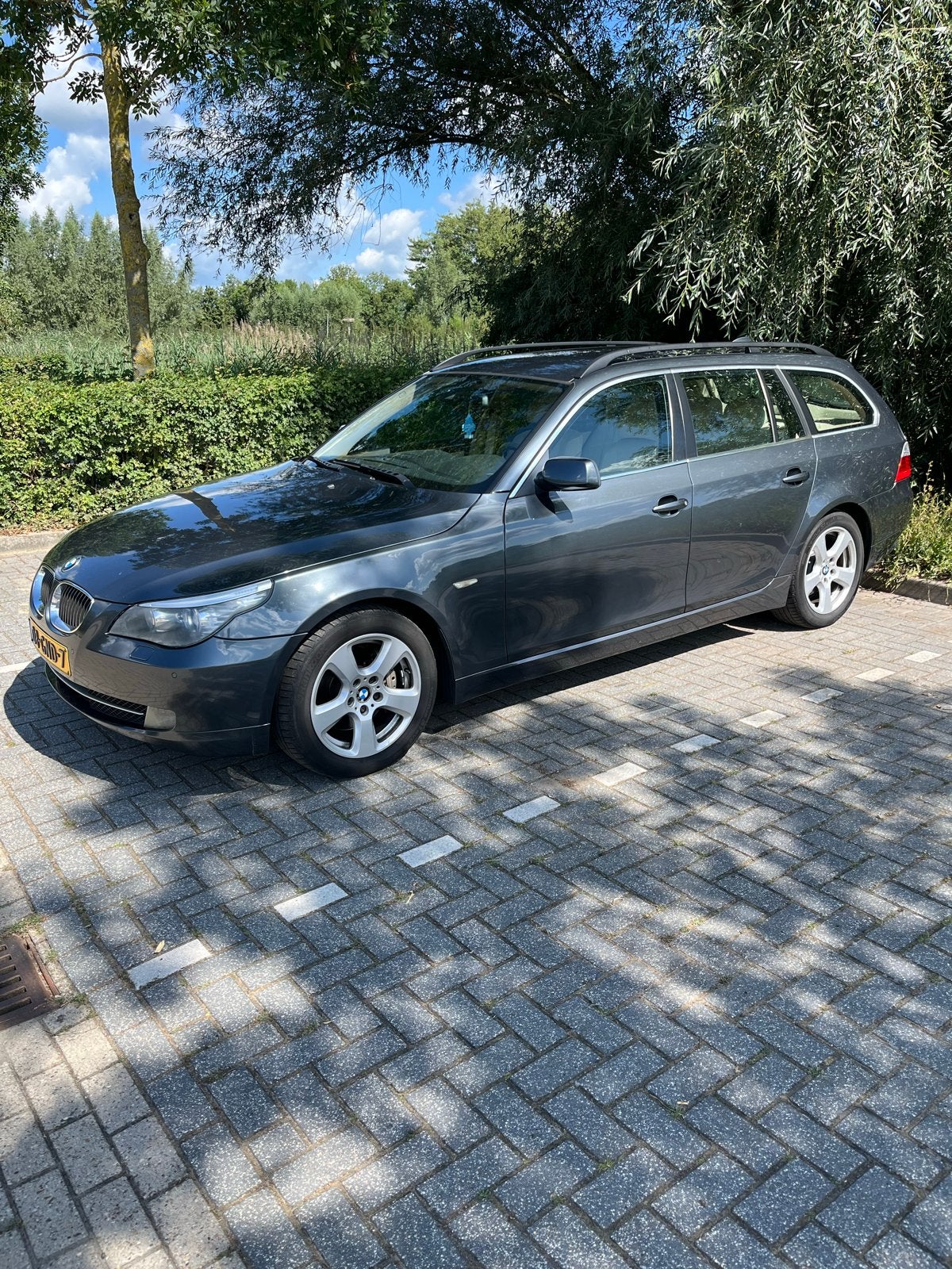 BMW 5-Serie 3.0 XI 525 Touring AUT 2007 Grijs, Auto's, Automaat, 1800 kg, Beige, 1715 kg