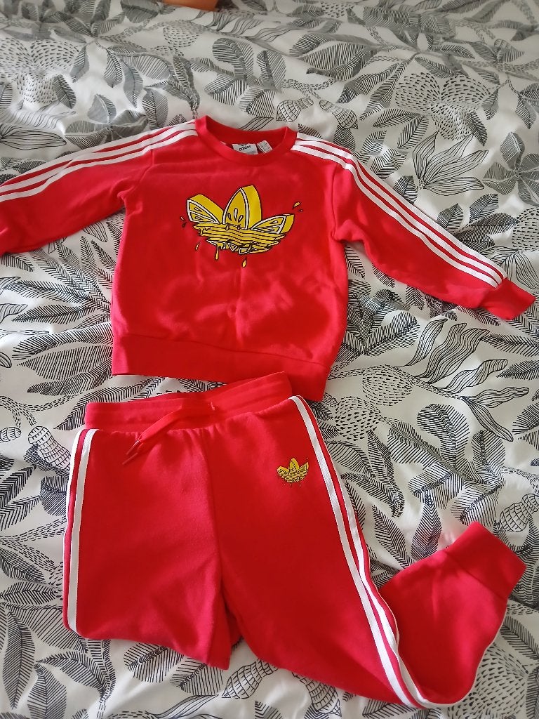 Adidas joggingpak maat 104, Kinderen en Baby's, Kinderkleding | Maat 104, Adidas, Jongen of Meisje, Ophalen of Verzenden, Zo goed als nieuw
