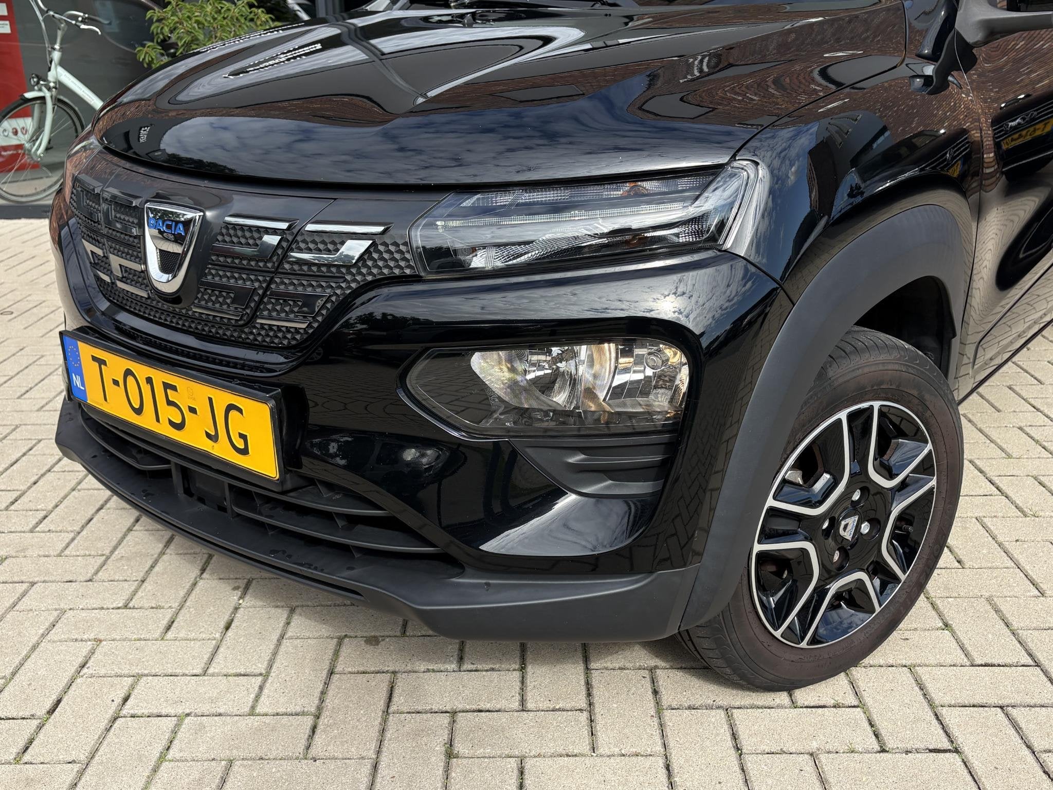 Dacia Spring Comfort 27 kWh Parkeersensoren achter, Centrale, Auto's, 12 maanden, Gebruikt, Zwart, Leder en Stof