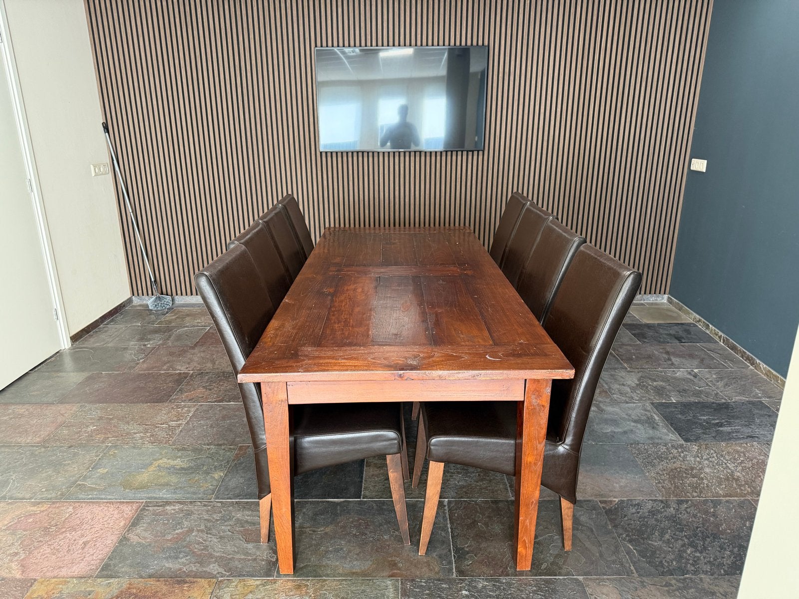 Robuuste houten eettafel met 8 leren stoelen, Ophalen, Gebruikt, 200 cm of meer, 50 tot 100 cm