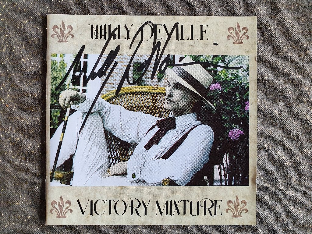 Handtekening Willy DeVille op CD 'Victory Mixture', Verzamelen, Muziek, Artiesten en Beroemdheden, Ophalen of Verzenden, Zo goed als nieuw